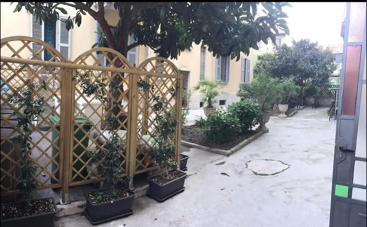 Piccolo Love Nest In Milan Italy